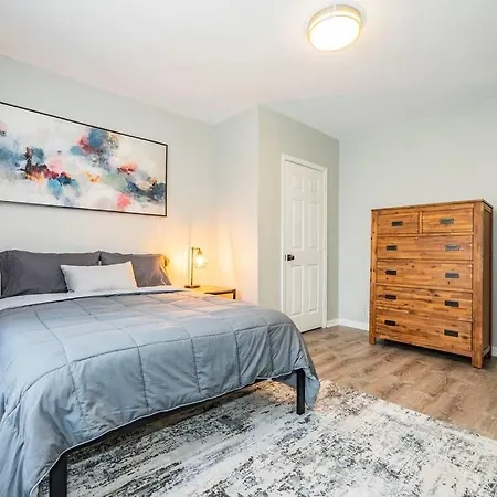 Chic & Contemporary Condo With Free Onsite Parking